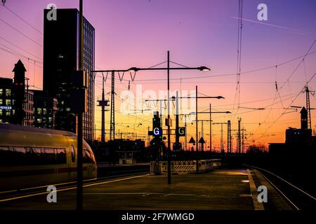 04.12.2019, Essen, Nordrhein-Westfalen, Deutschland - Blick nach Westen in den Abendhimmel von einem Bahnsteig des Essener Hauptbahnhofs Stockfoto