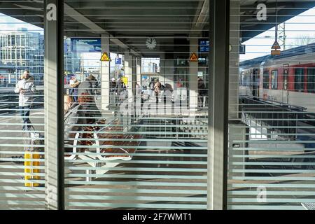 21.02.2020, Essen, Nordrhein-Westfalen, Deutschland - Blick aus einem Wartehaus auf die Bahnsteige 1 und 2 des Essener Hauptbahnhofs Stockfoto