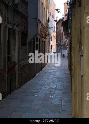 Kleine Straße in Venedig ohne Menschen während der Krise COVID-19, Italien Stockfoto