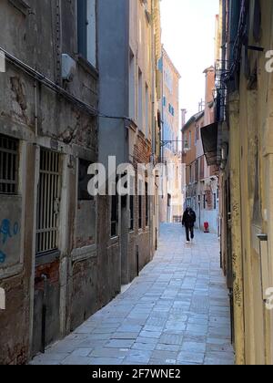 Kleine Straße in Venedig ohne Menschen während der Krise COVID-19, Italien Stockfoto