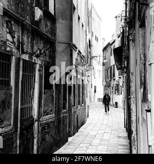 Kleine Straße in Venedig ohne Menschen während der Krise COVID-19, Italien Stockfoto