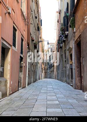 Kleine Straße in Venedig ohne Menschen während der Krise COVID-19, Italien Stockfoto