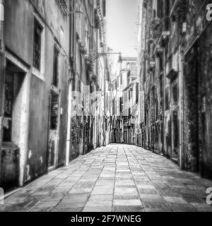 Kleine Straße in Venedig ohne Menschen während der Krise COVID-19, Italien Stockfoto