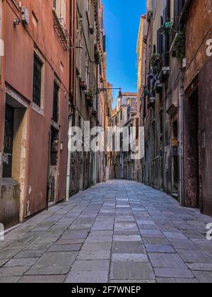 Kleine Straße in Venedig ohne Menschen während der Krise COVID-19, Italien Stockfoto