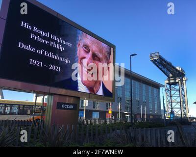 Glasgow, Großbritannien, 10. April 2021. Tribut an seine Königliche Hoheit Prinz Philip, Herzog von Edinburgh, spielt auf digitalen Anzeigetafeln, während die Nation im Alter von 99 Jahren um seinen Tod trauert. Foto: Jeremy Sutton-Hibbert/Alamy Live News Stockfoto