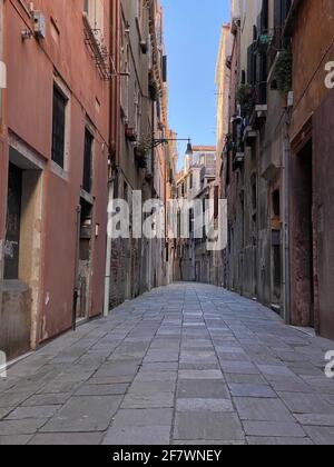 Kleine Straße in Venedig ohne Menschen während der Krise COVID-19, Italien Stockfoto