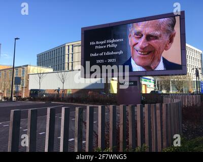 Glasgow, Großbritannien, 10. April 2021. Tribut an seine Königliche Hoheit Prinz Philip, Herzog von Edinburgh, spielt auf digitalen Anzeigetafeln, während die Nation im Alter von 99 Jahren um seinen Tod trauert. Foto: Jeremy Sutton-Hibbert/Alamy Live News Stockfoto