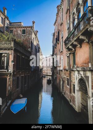 Kleines Boot auf einer kleinen Kanalstraße in Venedig mit schönen bunten Häusern, Italien Stockfoto