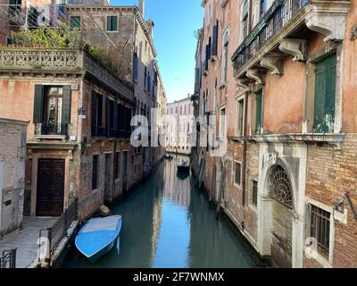 Kleines Boot auf einer kleinen Kanalstraße in Venedig mit schönen bunten Häusern, Italien Stockfoto
