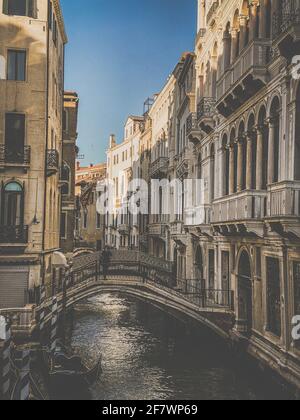 Venedig, Italien, 13. Februar 2021 - unkenntliche Person allein, die ein Foto mit einem Smartphone von einer schönen Brücke über einen kleinen Kanal gesäumt, o Stockfoto