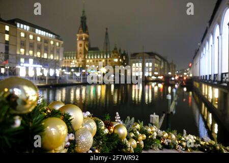 23.11.2018, Hamburg, Deutschland - Weihnachtsschmuck vor den Alsterarkaden an der Reesendammbrücke über dem Alsterfleet mit Blick auf das Rathaus in Stockfoto