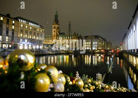 23.11.2018, Hamburg, Deutschland - Weihnachtsschmuck vor den Alsterarkaden an der Reesendammbrücke über dem Alsterfleet mit Blick auf das Rathaus in Stockfoto