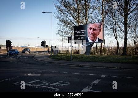 Glasgow, Großbritannien, 10. April 2021. Tribut an seine Königliche Hoheit Prinz Philip, Herzog von Edinburgh, spielt auf digitalen Anzeigetafeln, während die Nation im Alter von 99 Jahren um seinen Tod trauert. Foto: Jeremy Sutton-Hibbert/Alamy Live News Stockfoto