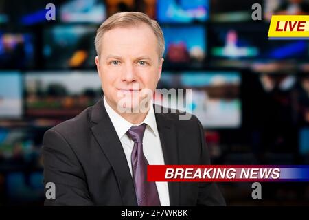 Ein Anchorman, der im Fernsehstudio aktuelle Nachrichten berichtet. Hintergrund mehrerer Bildschirme des Kontrollraums. Journalismus-Konzept Stockfoto