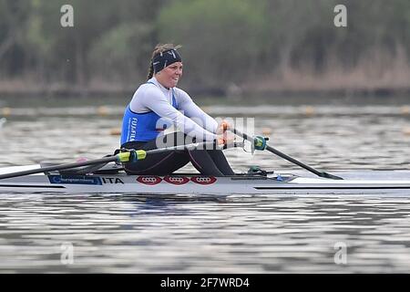 Varese, Italien. April 2021. Elisa Mondelli (Italien), Single Sculls der Frauen während der European Ruder Championships 2021, Canoying in Varese, Italien, April 10 2021 Quelle: Independent Photo Agency/Alamy Live News Stockfoto