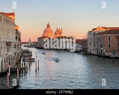 Blick auf den Canale Grande und die Basilika Santa Maria della Salute von der Ponte dell'Accademia in Venedig, Italien Stockfoto