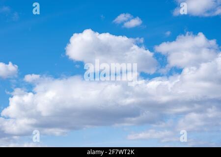 Blauer Himmel mit weißen Cumulus-Wolken. Perfekter natürlicher Himmel-Hintergrund für Ihre Fotos. Stockfoto