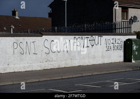 Loyalistisches Graffiti an einer Wand an der Rossdowney Road, das die PSNI und die Brexit-Grenze an der Irischen See in Derry, Londonderry, Nordirland, ablehnt. ©George Sweeney / Alamy Stockfoto Stockfoto