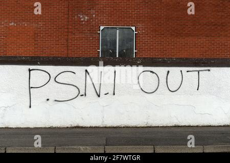 Loyalistisches Graffiti an einer Wand an der Rossdowney Road, das die PSNI in Derry, Londonderry, Nordirland, ablehnt. ©George Sweeney / Alamy Stockfoto Stockfoto