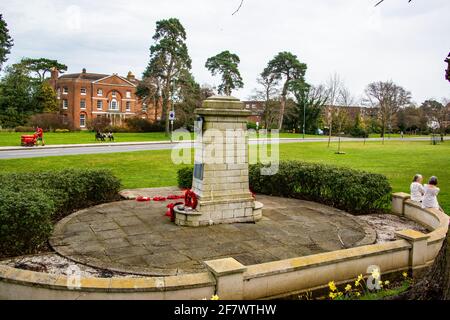 Sidcup Manor House & lokales Kriegsdenkmal. Stockfoto