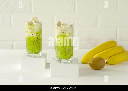 Gesunde Ernährung - grüner Vitaminsmothie mit Kiwi, Bananen und anderen Früchten und Gemüse. Entgiftung gesundes Getränk für Energie und Wellness. Stockfoto