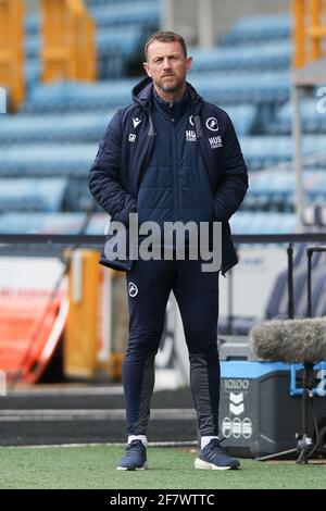 London, Großbritannien. April 2021. Millwall-Manager Gary Rowett in nachdenklicher Stimmung während des Spiels der EFL Sky Bet Championship zwischen Millwall und Swansea City am 10. April 2021 in Den, London, England. Foto von Ken Sparks. Nur zur redaktionellen Verwendung, Lizenz für kommerzielle Nutzung erforderlich. Keine Verwendung bei Wetten, Spielen oder Veröffentlichungen einzelner Clubs/Vereine/Spieler. Kredit: UK Sports Pics Ltd/Alamy Live Nachrichten Stockfoto