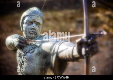 Bronzestatue von Robin Hood, außerhalb der Burgmauern von Nottingham, Stadt Nottinghamshire, England, Großbritannien, GB, Europa Stockfoto