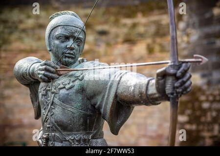 Bronzestatue von Robin Hood, außerhalb der Burgmauern von Nottingham, Stadt Nottinghamshire, England, Großbritannien, GB, Europa Stockfoto