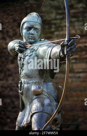 Bronzestatue von Robin Hood, außerhalb der Burgmauern von Nottingham, Stadt Nottinghamshire, England, Großbritannien, GB, Europa Stockfoto