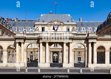 Paris, Frankreich - 21 2005. August: Der Conseil d'État (Deutsch: Staatsrat), rue Saint-Honoré an der Südfassade des Palais-Royal. Stockfoto