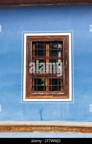 Ein Fenster in einem Holzrahmen in traditioneller bulgarischer Architektur Stil in Koprivshtitsa Stockfoto