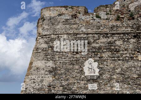 CEUTA, SPANIEN - 11. März 2021: Ceuta, Spanien; 2021. März: Königliche Mauern von Ceuta, mit der Skulptur der Jungfrau Maria von Afrika. Stockfoto