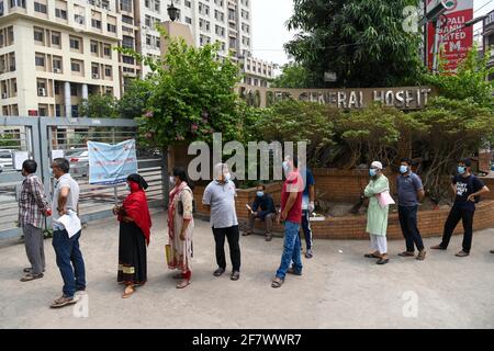 Dhaka, Bangladesch. April 2021. Bewohner warten vor dem Mugda Medical College Hospital, um sich auf das COVID-19-Coronavirus testen zu lassen.Bangladesch verlängert landesweite Sperrmaßnahmen bis zum 25. April und verhängt ab dem 10. April eine nächtliche Ausgangssperre, um eine weitere Ausbreitung von COVID-19 zu verhindern. Kredit: SOPA Images Limited/Alamy Live Nachrichten Stockfoto