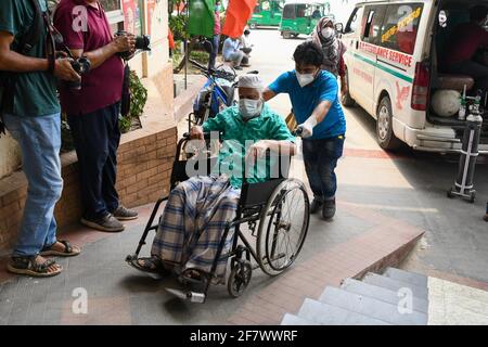 Dhaka, Bangladesch. April 2021. Ein Coronavirus-Patient im Rollstuhl kommt zur Behandlung im Mugda Medical College Hospital an.Bangladesch verlängert landesweite Sperrmaßnahmen bis April 25 und verhängt ab April 10 eine nächtliche Ausgangssperre, um eine weitere Ausbreitung von COVID-19 zu verhindern. Kredit: SOPA Images Limited/Alamy Live Nachrichten Stockfoto