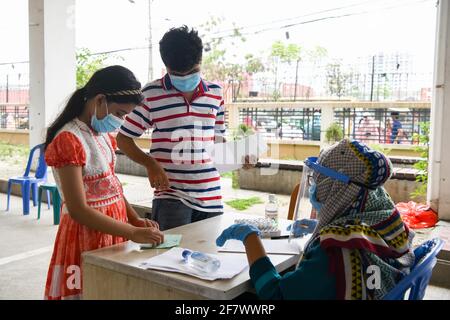 Dhaka, Bangladesch. April 2021. Kinder warten im Mugda Medical College Hospital, um auf das COVID-19-Coronavirus getestet zu werden.Bangladesch verlängert landesweite Sperrmaßnahmen bis zum 25. April und verhängt ab dem 10. April eine nächtliche Ausgangssperre, um eine weitere Ausbreitung von COVID-19 zu verhindern. Kredit: SOPA Images Limited/Alamy Live Nachrichten Stockfoto