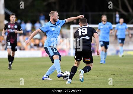 10. April 2021; Leichardt Oval, Sydney, New South Wales, Australien; A League Football, Sydney Football Club gegen Melbourne City; Rhyan Grant aus Sydney sucht nach Optionen, wenn Ben Garuccio aus Melbourne City sich nähert Stockfoto