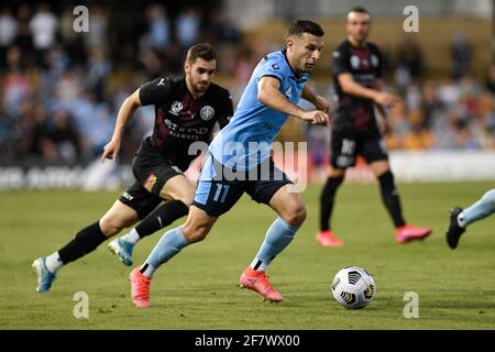 10. April 2021; Leichardt Oval, Sydney, New South Wales, Australien; A League Football, Sydney Football Club gegen Melbourne City; Kosta Barbarouses aus Sydney bricht mit dem Ball an Ben Garuccio aus Melbourne City vorbei Stockfoto