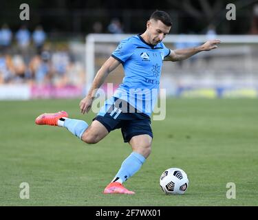 10. April 2021; Leichardt Oval, Sydney, New South Wales, Australien; A League Football, Sydney Football Club gegen Melbourne City; Kosta Barbarouses of Sydney tritt in den Raum Melbourne ein Stockfoto