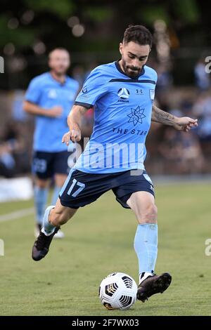 10. April 2021; Leichardt Oval, Sydney, New South Wales, Australien; A League Football, Sydney Football Club gegen Melbourne City; Anthony Caceres aus Sydney kreuzt den Ball Stockfoto