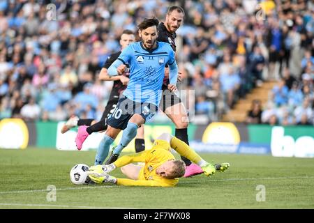 10. April 2021; Leichardt Oval, Sydney, New South Wales, Australien; A League Football, Sydney Football Club gegen Melbourne City; Tom Glover von Melbourne City rettet vor den Füßen von Milos Ninkovic von Sydney Stockfoto