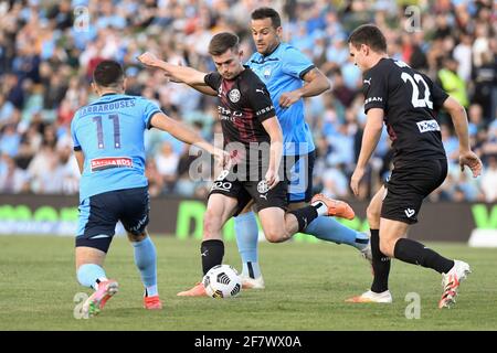 10. April 2021; Leichardt Oval, Sydney, New South Wales, Australien; A League Football, Sydney Football Club gegen Melbourne City; Connor Metcalfe aus Melbourne City macht den Ball frei, als Kosta Barbarouses und Bobo aus Sydney in die Nähe gehen Stockfoto