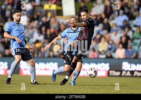 10. April 2021; Leichardt Oval, Sydney, New South Wales, Australien; A League Football, Sydney Football Club gegen Melbourne City; Bobo aus Sydney trifft auf das Tor, als Anthony Caceres und Luke Brattan aus Sydney in der Nähe sind Stockfoto