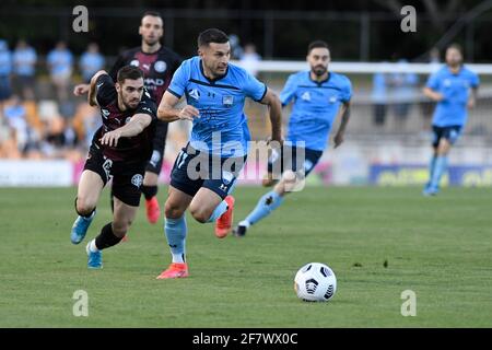 10. April 2021; Leichardt Oval, Sydney, New South Wales, Australien; A League Football, Sydney Football Club gegen Melbourne City; Kosta Barbarouses aus Sydney läuft auf einen Durchgangsball, während Connor Metcalfe aus Melbourne City Jagd macht Stockfoto