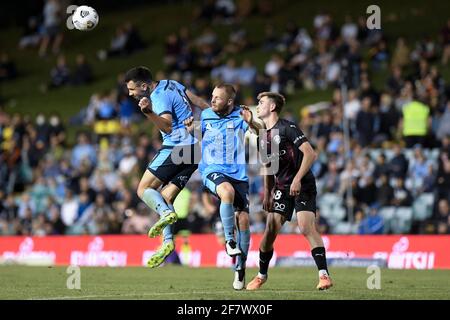 10. April 2021; Leichardt Oval, Sydney, New South Wales, Australien; A League Football, Sydney Football Club gegen Melbourne City; Ryan McGowan aus Sydney führt den Ball klar als Rhyan Grant aus Sydney und Connor Metcalfe aus Melbourne City Challenge Stockfoto