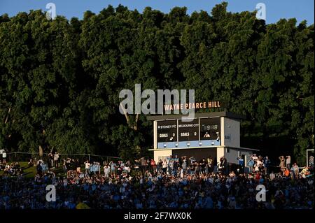 10. April 2021; Leichardt Oval, Sydney, New South Wales, Australien; League Football, Sydney Football Club gegen Melbourne City; am späten Nachmittag scheint die Sonne auf die Fans Stockfoto