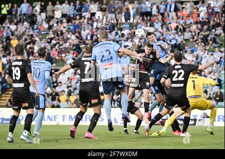 10. April 2021; Leichardt Oval, Sydney, New South Wales, Australien; A League Football, Sydney Football Club gegen Melbourne City; Ryan McGowan von Sydney schlägt Connor Metcalfe von Melbourne City, um den Kopf aus einer Ecke zu gewinnen Stockfoto