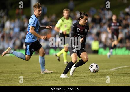 10. April 2021; Leichardt Oval, Sydney, New South Wales, Australien; A League Football, Sydney Football Club gegen Melbourne City; Stefan Colakovski von Melbourne City läuft an Joel King von Sydney vorbei Stockfoto