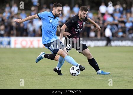 10. April 2021; Leichardt Oval, Sydney, New South Wales, Australien; A League Football, Sydney Football Club gegen Melbourne City; Anthony Caceres aus Sydney unter dem Druck von Ben Garuccio aus Melbourne City Stockfoto