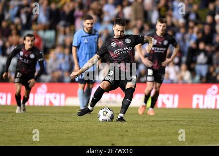 10. April 2021; Leichardt Oval, Sydney, New South Wales, Australien; A League Football, Sydney Football Club gegen Melbourne City; Jamie Maclaren von Melbourne City holt die Strafe und erzielt in der 98. Minute 1-1 Punkte Stockfoto