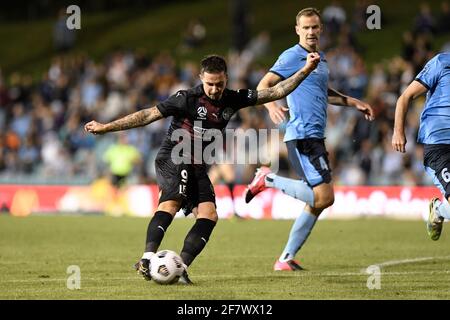 10. April 2021; Leichardt Oval, Sydney, New South Wales, Australien; A League Football, Sydney Football Club gegen Melbourne City; Jamie Maclaren von Melbourne City trifft beim Titelspiel von Alex Wilkinson von Sydney auf das Tor Stockfoto